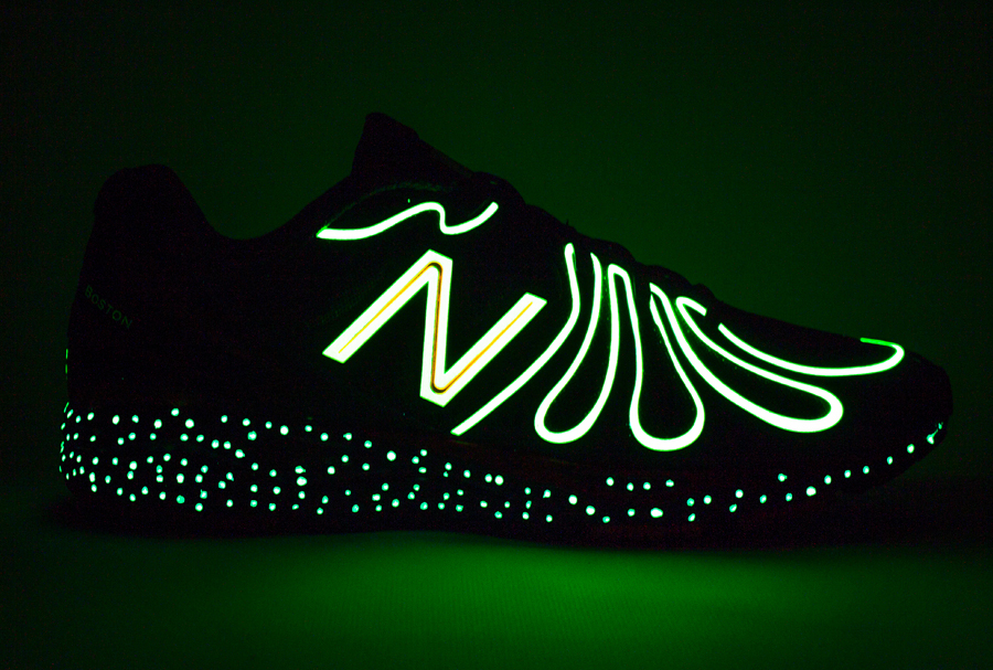 zapatos nike que brillan en la oscuridad